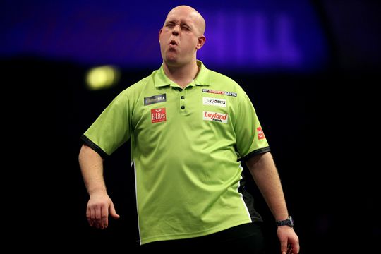 Van Gerwen komt met de schrik vrij in de verlenging na sensationele comeback van Eidams