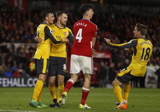 Arsenal dankzij Sanchez en Özil met de schrik vrij bij Middlesbrough (video's)