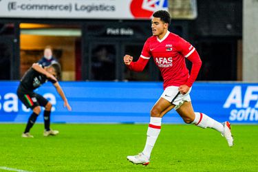 AZ knokt zich in blessuretijd naast NEC in wedstrijd ontsierd door onwelkome supporters