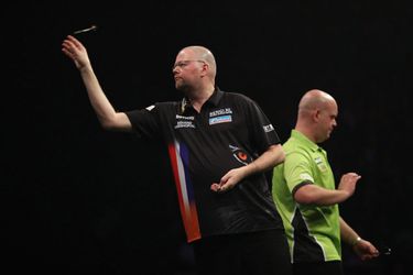 Van Gerwen wint heerlijke Dutch Clash van Barney