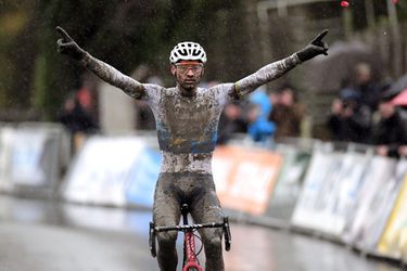 Van der Poel wint weekje na WK alweer voor de 27ste keer: 'Dit zet niets recht' (video)