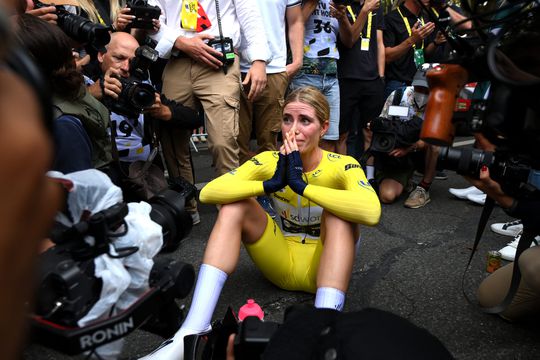🏆 | Geweldig! Demi Vollering wint Tour de France Femmes na sterke tijdrit