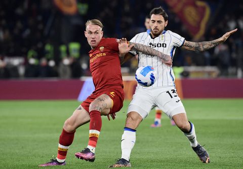 Uitblinker Rick Karsdorp wint met AS Roma van oranje Atalanta, De Roon krijgt rood