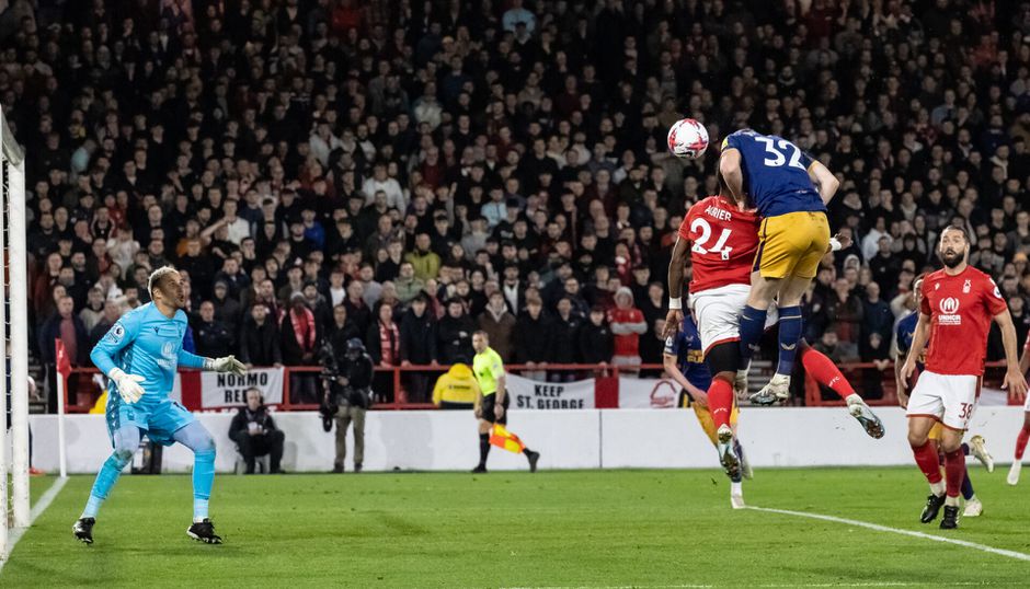 Newcastle United wint op bezoek bij Nottingham Forest en blijft knokken om 3e plek