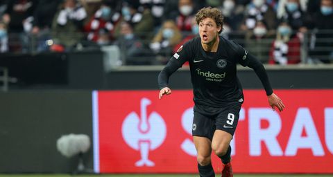 Sam Lammers met beteuterd gezicht terug van Frankfurt naar Atalanta