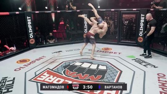 🎥 | Khamzat Magomedov gooit tegenstander met gekke worstelmove knockout
