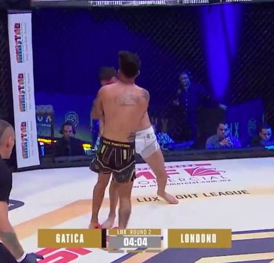 🎥 | Mexicaanse vechtjas maait ongeslagen landgenoot genadeloos knockout