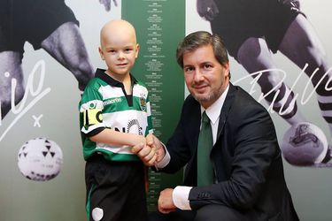 5-jarige kankerpatiënt is 12e man Sporting Lissabon