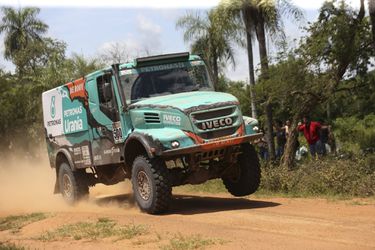 Favoriet De Rooy verliest een half uur in Dakar