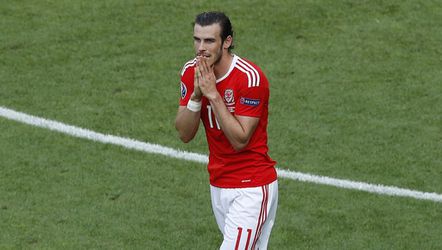Oeps! Bale breekt neus van fan tijdens de warming-up