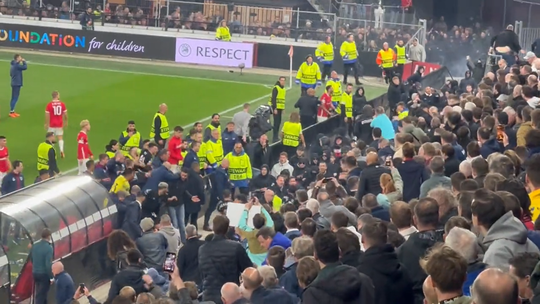 🎥 | AZ-fans vallen familieleden West Ham-spelers aan, spelers springen ertussen