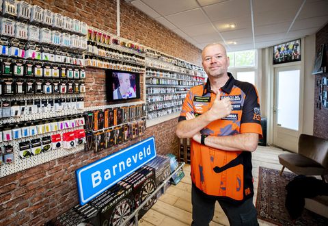 Barney, no score! Raymond van Barneveld komt niet in Haagse gemeenteraad