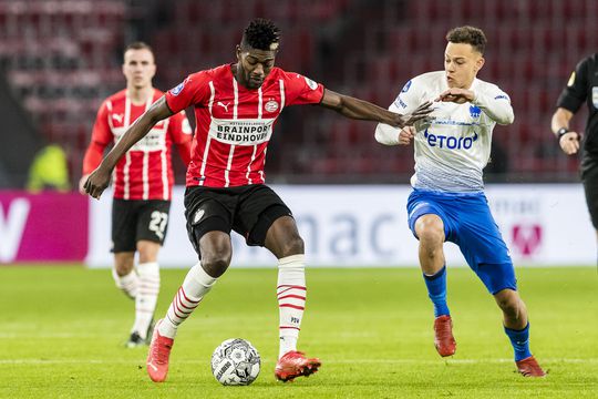 De opstellingen van Vitesse en PSV: Gakpo, Zahavi en Madueke in voorhoede