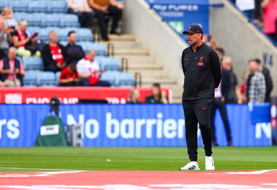 📸 | Klopp signeert tattoo van hemzelf bij Liverpool-fan na Community Shield-winst