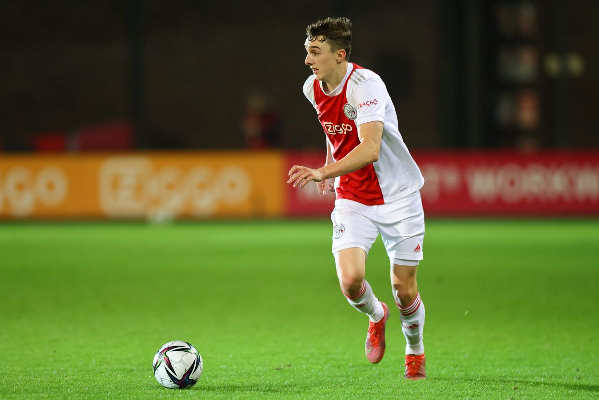 🎥 | Ajax verlengt contract van verdediger Youri Baas (18): 'Bereid hard te werken'