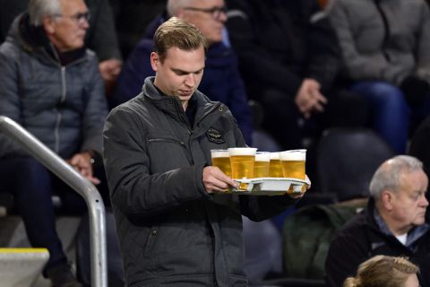 🍺 | DENK wil bier verbieden bij sportclubs: 'Roken mag daar ook niet meer'