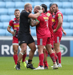 Engelse rugbyers 'vechten' op het veld na onbegrepen geintje (video)