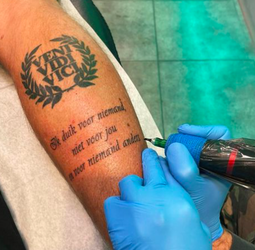 📸 | John de Wolf laat uitspraak van 'Lazio-spandoek' tatoeëren: 'Deze moest er komen'