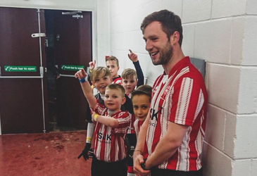 HAHA! 30-jarige gast is mascotte bij Lincoln City