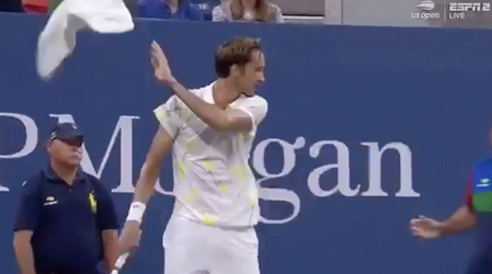 WTF! Tennisser Medvedev misdraagt zich tegen ballenjongen en umpire op US Open (video)