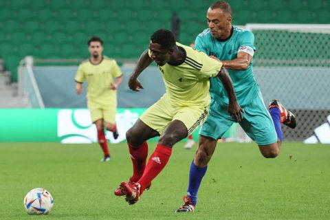 Clarence Seedorf trapt balletje met andere 'FIFA Legends' in oefenpotje tegen gastarbeiders in Qatar