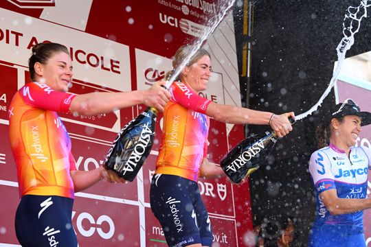 Hectische finish Demi Vollering bij Strade Bianche: 'Of ik haar kutwijf heb genoemd?'