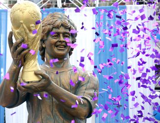 Maradona gaat helemaal stuk van het lachen om eigen standbeeld (video)