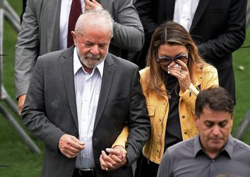 🎥 | Braziliaans volk (en president Lula) neemt massaal afscheid van Pelé, uitvaart in besloten kring