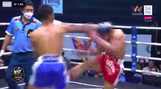 🎥| Thaibokser loopt letterlijk tegen 'klote-KO' aan na vieze trap van tegenstander