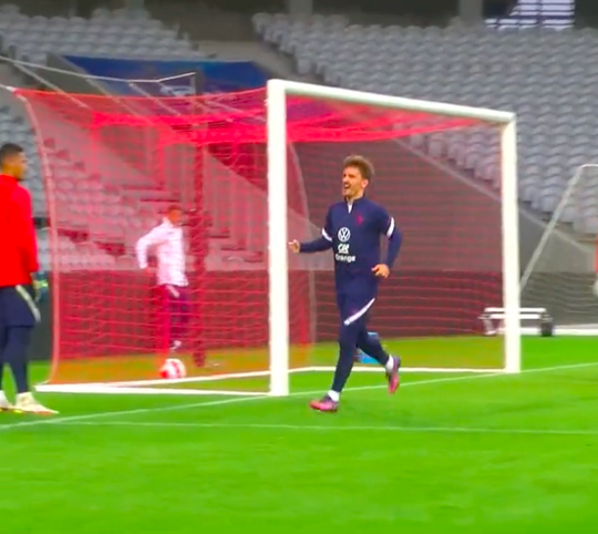 🎥 | Antoine Griezmann speelt als Engelse spits op training Frans elftal: 'Harry Kane!'