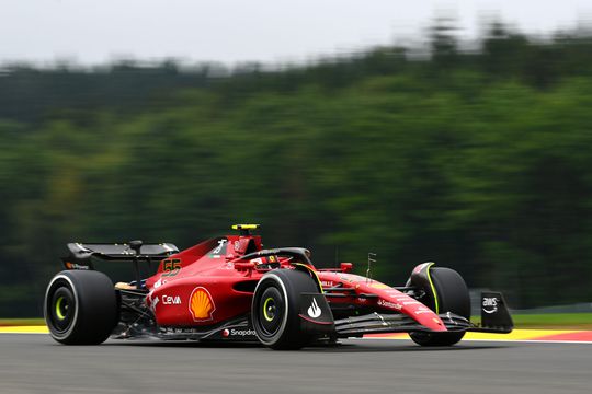 Carlos Sainz de snelste in rommelige VT1 in België, Max Verstappen op plek 3