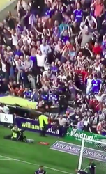 Uitzinnige Rangers-fans juichen op dak invalide-tribune, dak stort in (video's)