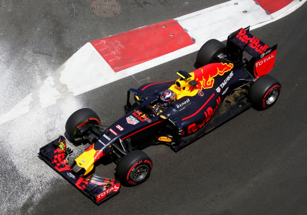 Update: Einde training Verstappen na tweede botsing op kerbstones (video)