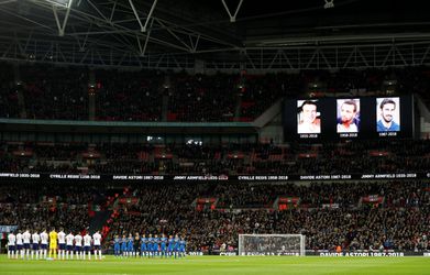 Hartverwarmend: vol Wembley klapt voor overleden Astori, Regis en Armfield (video)