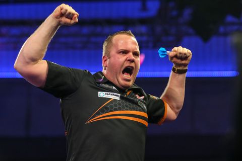 Comeback van het WK darts! Dirk van Duijvenbode breekt eerst zichzelf en daarna zijn tegenstander