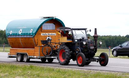 Helemaal knettâh: Duitse mafketel rijdt op tractor naar WK in Rusland (video)