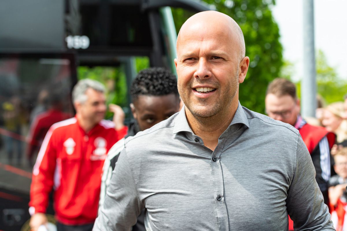 Arne Slot geeft nog geen duidelijkheid over toekomst: 'Mijn vertrek kan ook goed voor Feyenoord zijn'