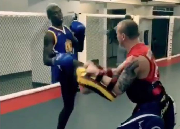 Voetballer Paul Pogba oefent als kickbokser op stootkussens (video)