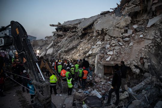 Heel schoolvolleybalteam bedolven onder puin na aardbevingen: tot nu toe 3 lichamen gevonden