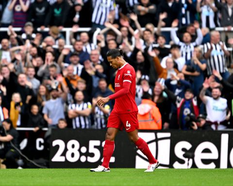 Harde kritiek op 'luie' Virgil van Dijk na rode kaart: 'Hij doet alles fout'