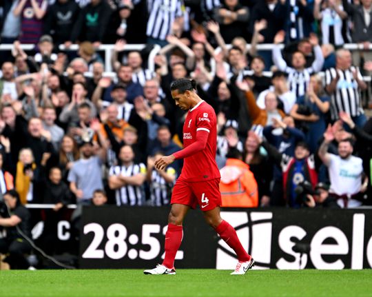 Harde kritiek op 'luie' Virgil van Dijk na rode kaart: 'Hij doet alles fout'