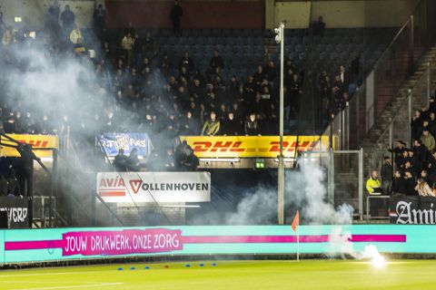 🎥 |  Derby Willem II - FC Den Bosch stilgelegd na vuurwerk en bier op het veld
