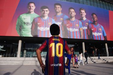 Barcelona paait Lionel Messi met standbeeld bij Camp Nou