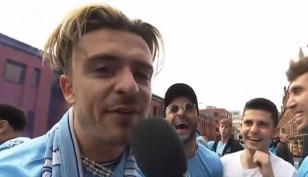 🎥 | Man City-speler Jack Grealish is stem HE-LE-MAAL kwijt bij huldiging