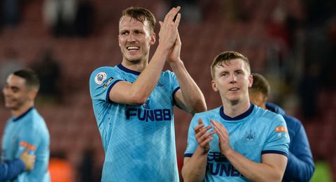 Dit is waarom Newcastle-verdediger Dan Burn een vinger mist aan zijn rechterhand