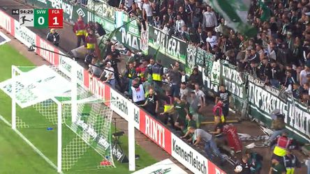 🎥 | Keeper van Augsburg zoekt ruzie met complete Werder-tribune na gestopte penalty
