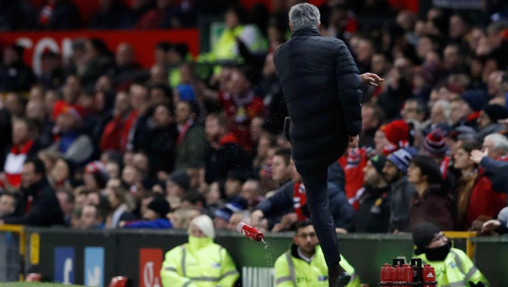 Mourinho wéér de zak: trapt bidon weg, mag meteen naar tribune