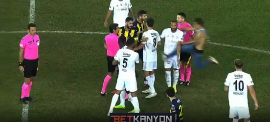 🎥 | Het gaat goed fout na afloop bij Ankaragücü - Besiktas: veldbestormer wil spelers karatekick uitdelen