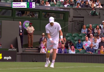 🎥 | Murray vermaakt Wimbledon-fans op Centre Court met onderhandse service