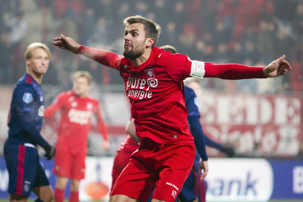 Twente haalt eerste punt onder Verbeek tegen Ajax na doelpuntenspektakel